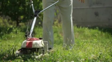 Çim biçme makinesi adam