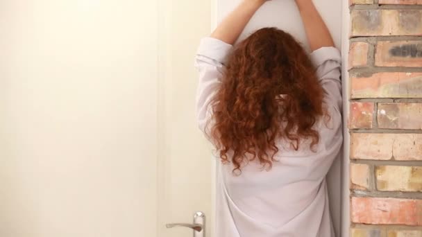 Piękna rudowłosa dziewczyna w białej koszuli w smutku. — Wideo stockowe