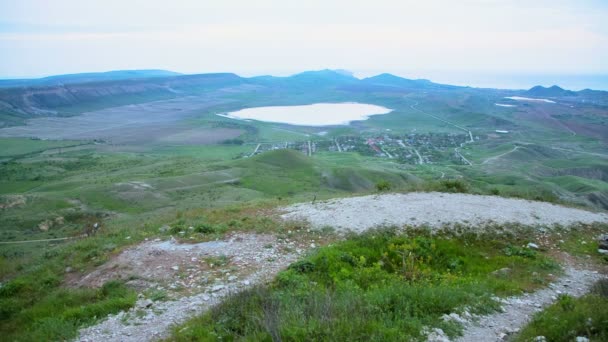 Mountain Biker obdivoval kopcovitého terénu — Stock video