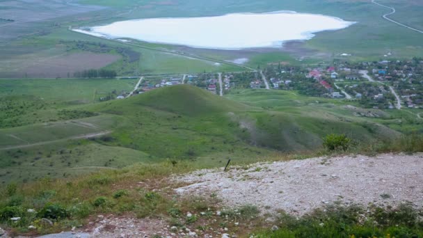 Ciclista de montaña que viaja en terreno montañoso — Vídeo de stock