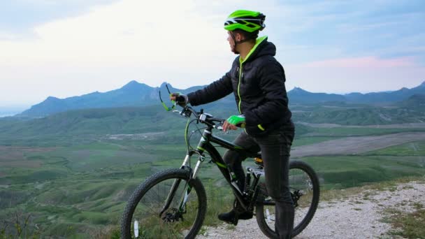 Dağ bisikletçinin toplantı küçük uçak, dağlık arazi — Stok video