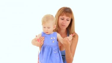 Anne ve kızı beyaz bir arka planda