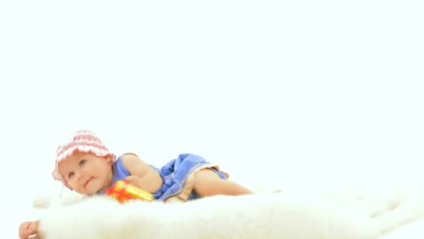 A menina está deitada em um fundo branco — Vídeo de Stock
