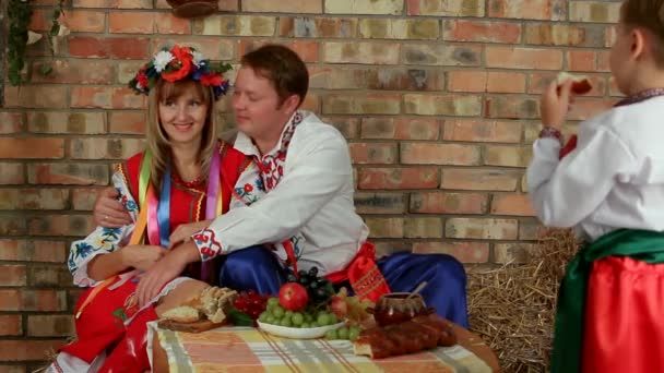 Oekraïense nationale familie — Stockvideo