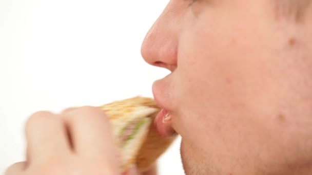 Hombre come un sándwich aislado de cerca — Vídeos de Stock
