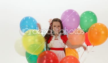 Kız balonlarla oynuyor.