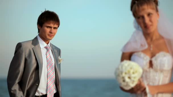 Recém-casados no mar — Vídeo de Stock