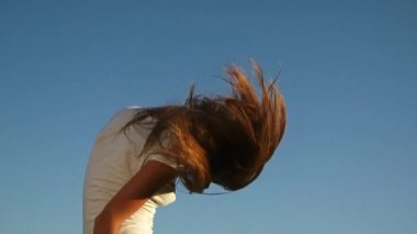 Saçlı güzel bir kız. Ağır çekim