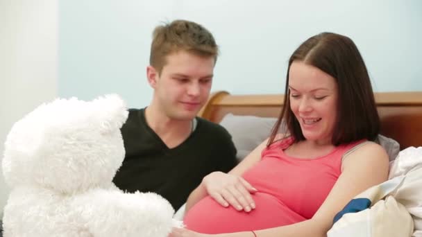 Familia en la cama — Vídeos de Stock