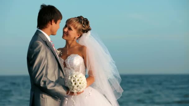 Dança recém-casados na praia — Vídeo de Stock