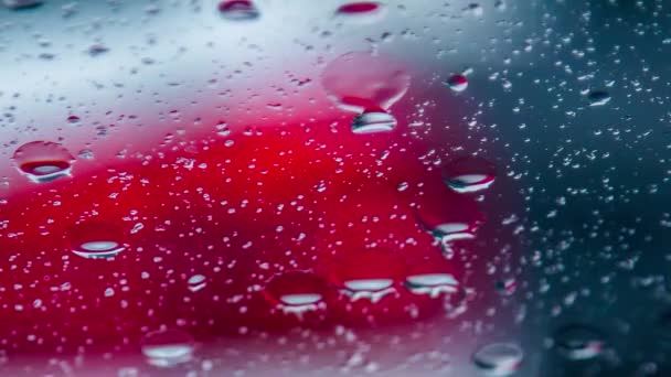 gouttes de pluie courant sur la fenêtre de la voiture pendant la pluie 