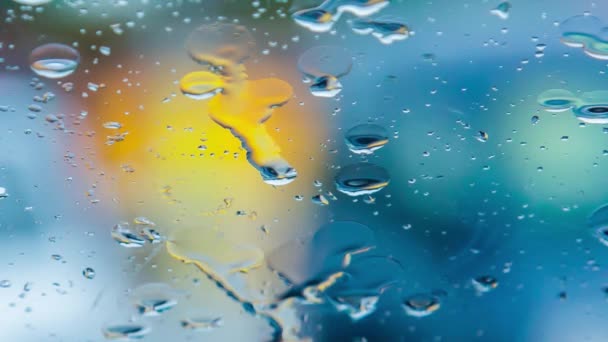 gouttes d'eau courant sur le verre de voiture pendant la pluie 