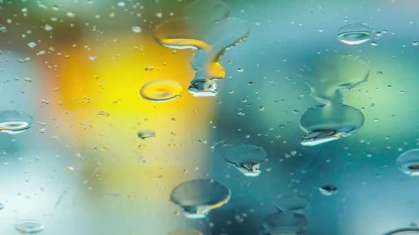 Gotas de chuva fluindo na janela durante a chuva — Vídeo de Stock