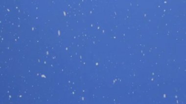 mavi bir arka plan üzerinde kar