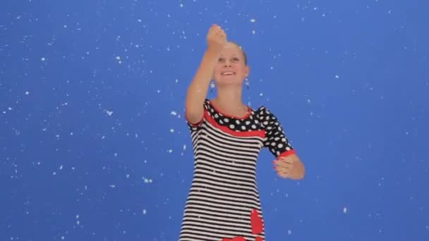 Девушка веселится в снегу — стоковое видео
