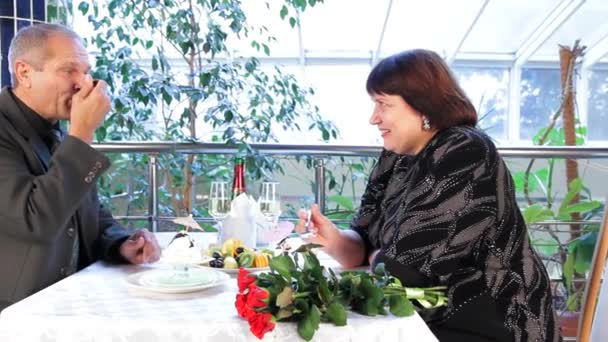 Mujer comiendo postre — Vídeos de Stock