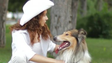 Onun köpeği ile hostes