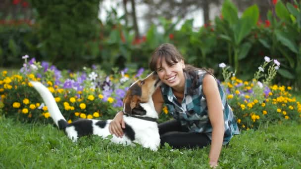 Frau entspannt sich mit Hund — Stockvideo