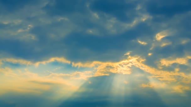 Schöne Sonnenstrahlen durch bewegliche Wolken — Stockvideo