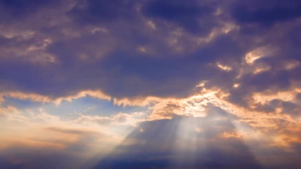 Hermosos rayos de sol a través de nubes en movimiento — Vídeos de Stock