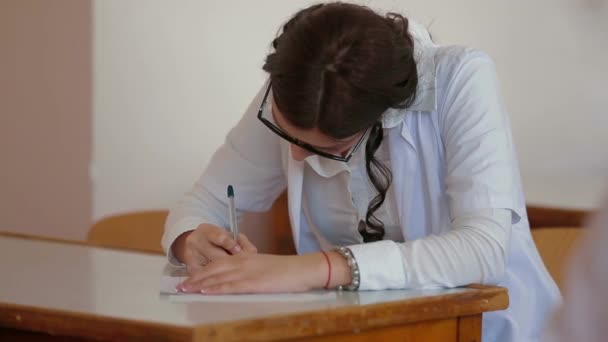 Studente di medicina durante le lezioni — Video Stock