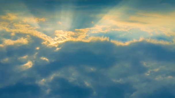 Яркие солнечные лучи сквозь движущиеся облака — стоковое видео