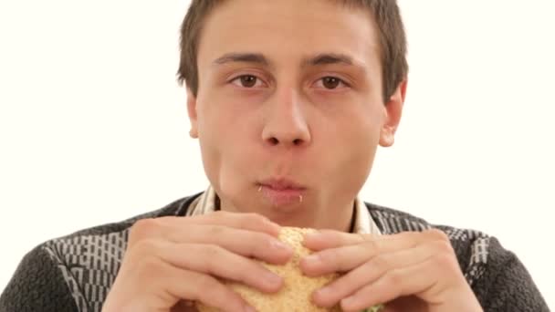 Jovem comendo sanduíche — Vídeo de Stock