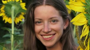 Gülümseyen kız ve ayçiçeği