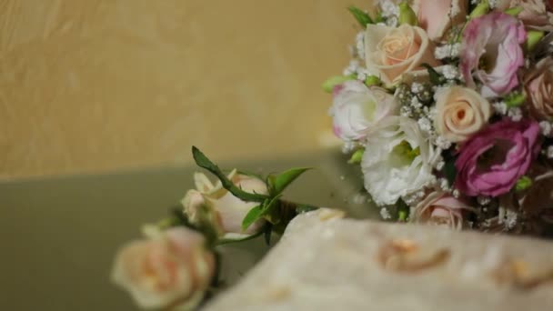 Anillos de boda en el cojín — Vídeos de Stock