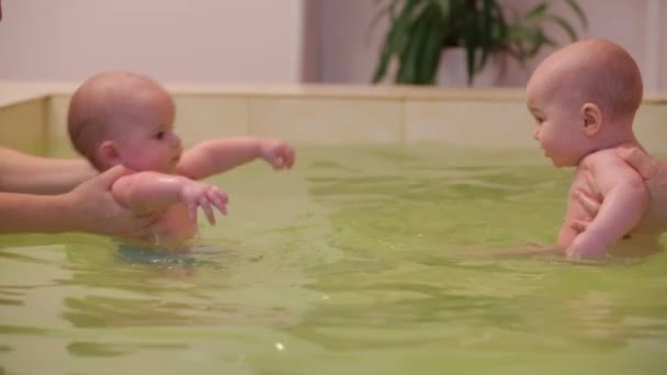 Lento movimiento. Niños en una piscina — Vídeo de stock