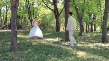 Parkta evlenen çift.