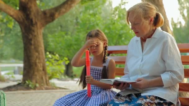 Abuela y nieta — Vídeo de stock