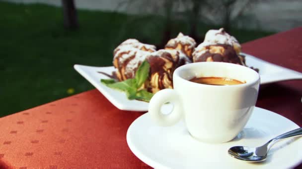 Sulla tavola si trova la colazione — Video Stock