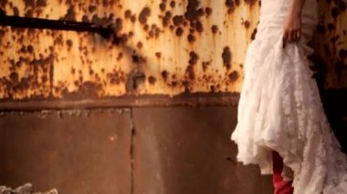 Gelin Rusty duvara baktım.