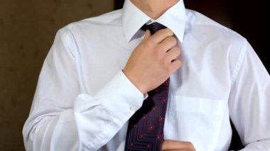 Damat bir kravat takıyor