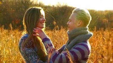 Genç ve mutlu çift sahada sarılma