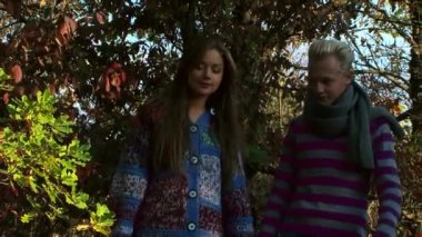 Adam bir kız hediye veriyor