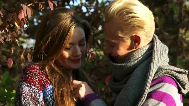 heureux jeune couple