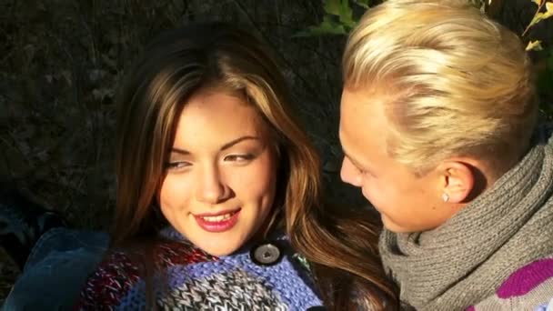 Jeune couple dans la nature 