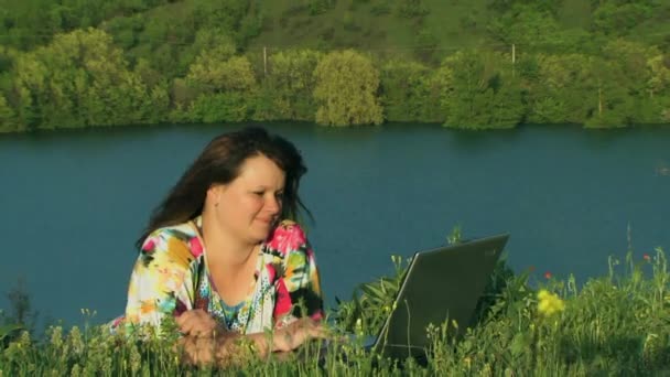 Mujer al aire libre con ordenador portátil — Vídeos de Stock