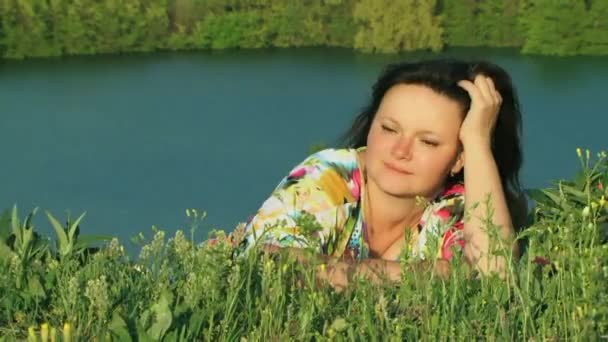 Fille repose sur la nature — Video