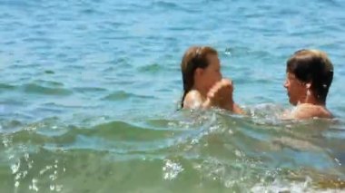 Babası kızı yüzmeyi öğretiyor