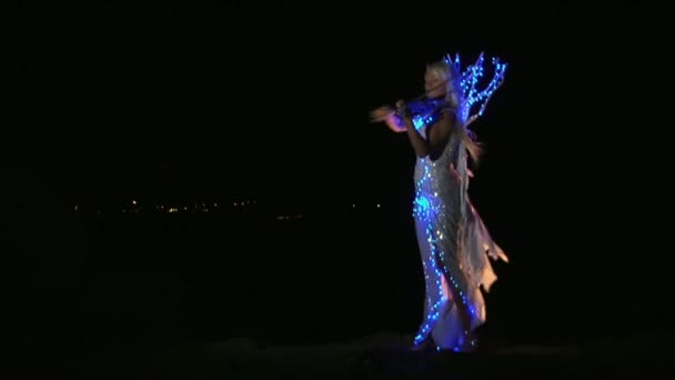 Hegedűs volt öltözve egy csillogó ruha — Stock videók