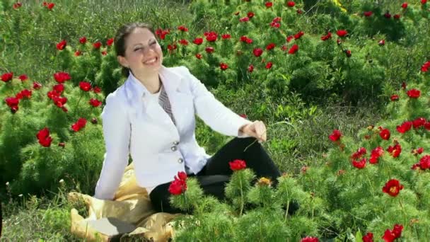 Meisje In een veld Peony — Stockvideo