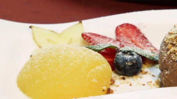 Vruchten en bessen dessert — Stockvideo