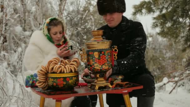 Russisches Paar picknickt — Stockvideo