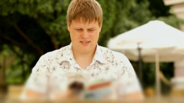 Bir şahıs için bekleyen adam