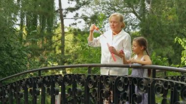 Büyükanne ve torunu bir köprü