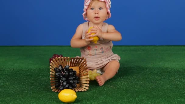 Dítě na pikniku — Stock video