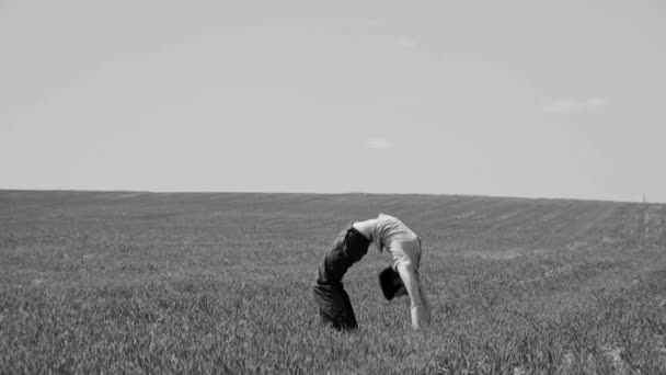 Acrobat är engagerad i naturen — Stockvideo